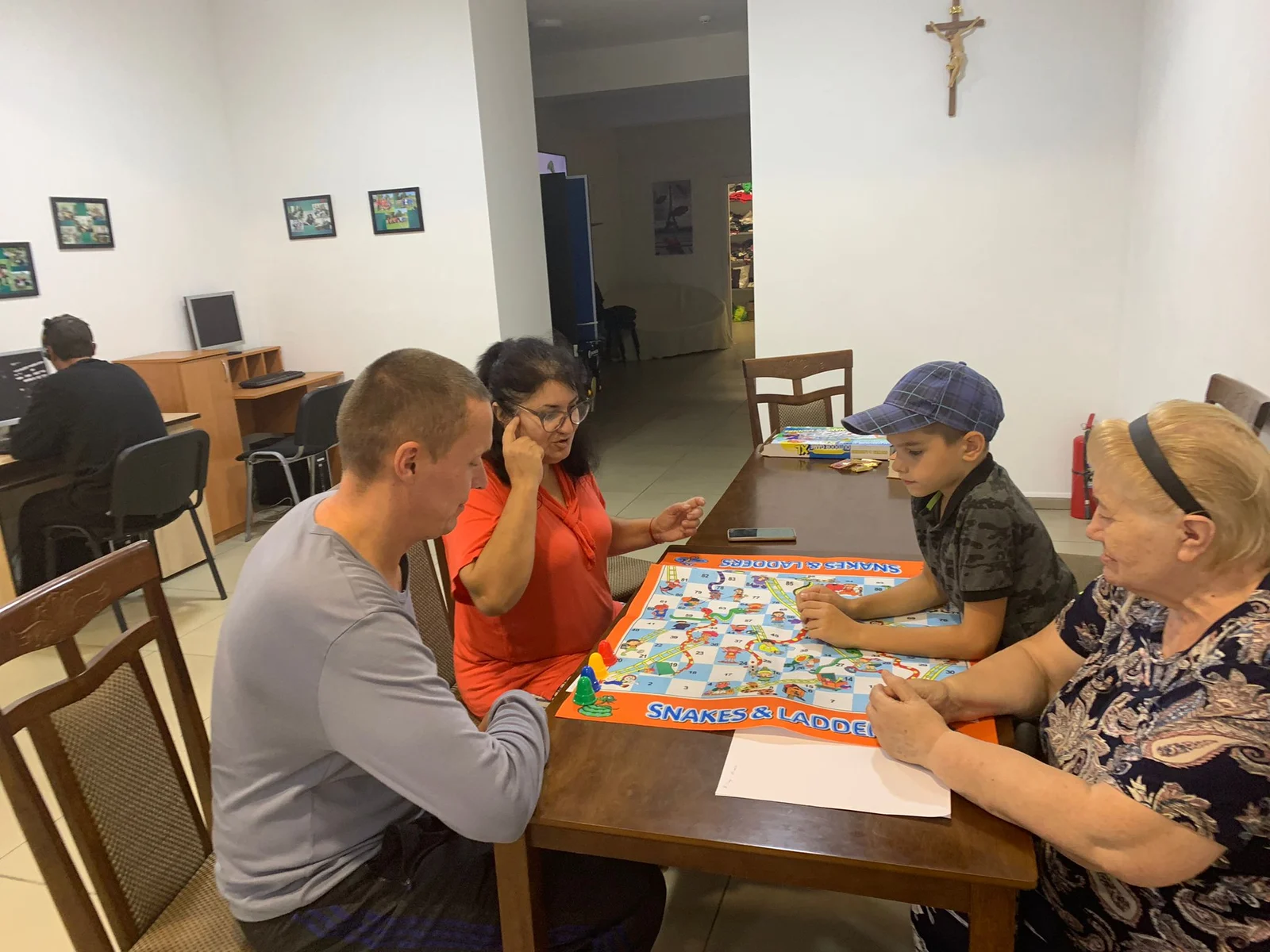 Copil și adulți într-o activitate de familie la Optima Fide